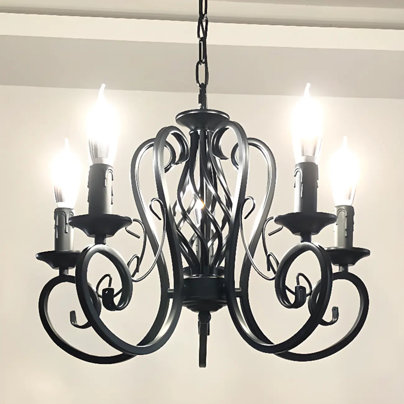 Lampadario vintage a 6 luci in ferro nero per un fascino semplice