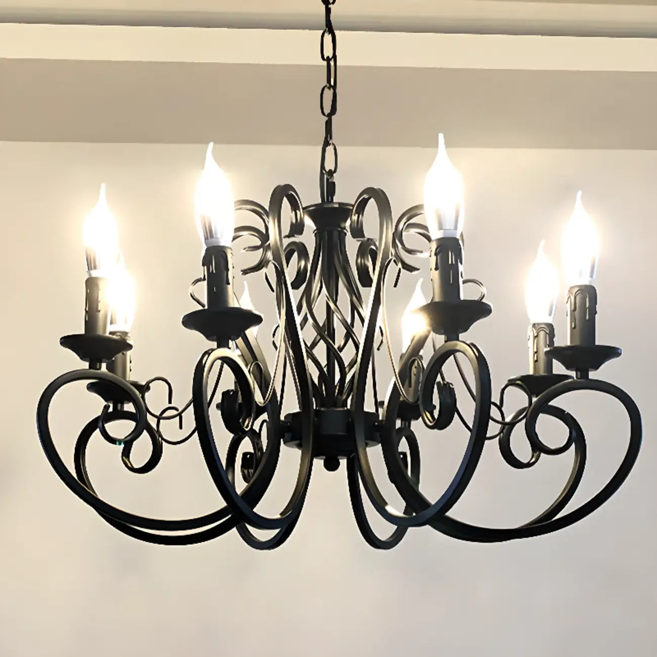 Lampadario vintage a 6 luci in ferro nero per un fascino semplice