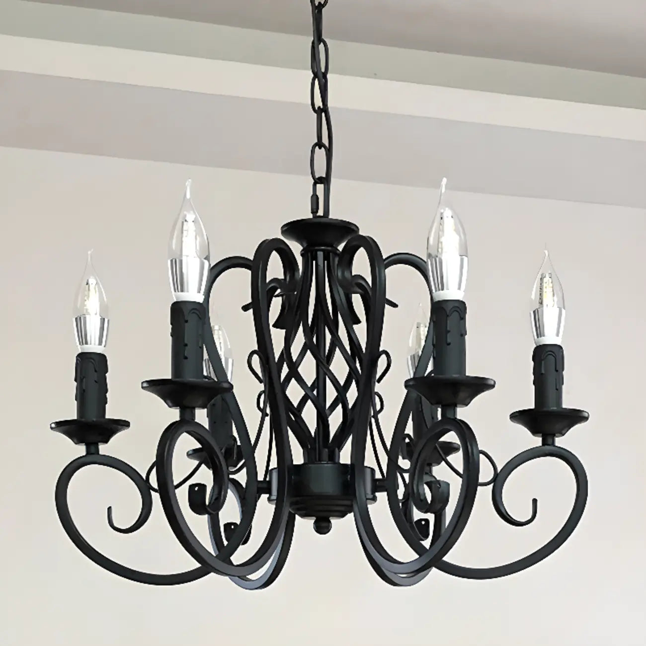 Lampadario vintage a 6 luci in ferro nero per un fascino semplice