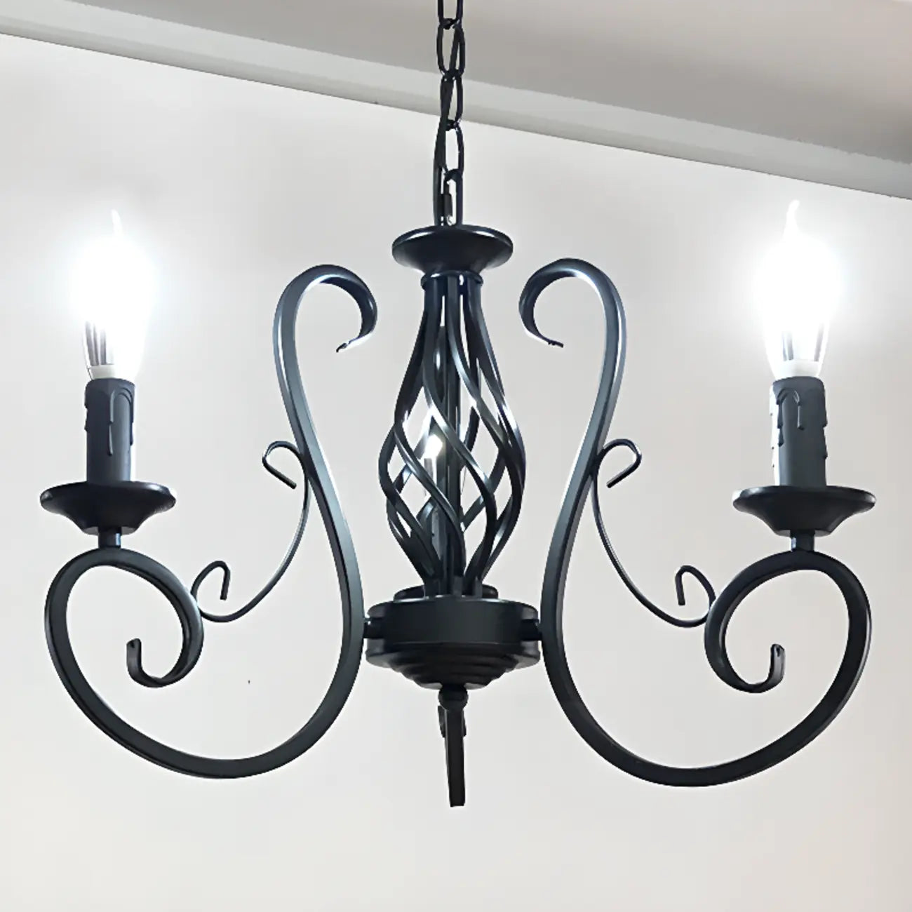 Lampadario vintage a 6 luci in ferro nero per un fascino semplice