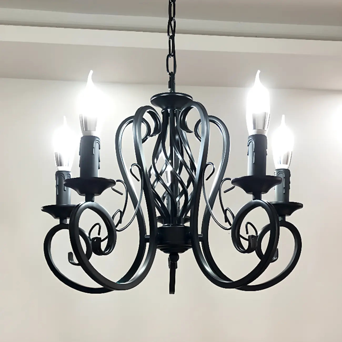 Lampadario vintage a 6 luci in ferro nero per un fascino semplice