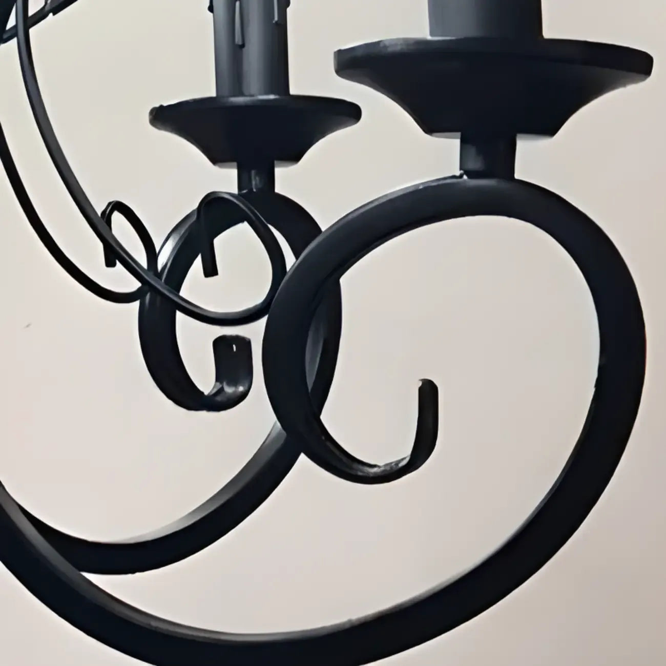 Lampadario vintage a 6 luci in ferro nero per un fascino semplice