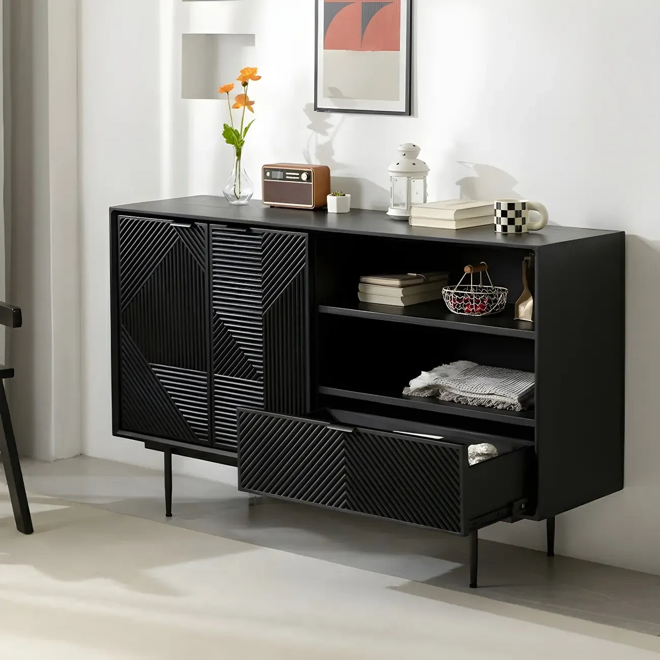 Buffet géométrique en bois noir avec tiroir et armoire