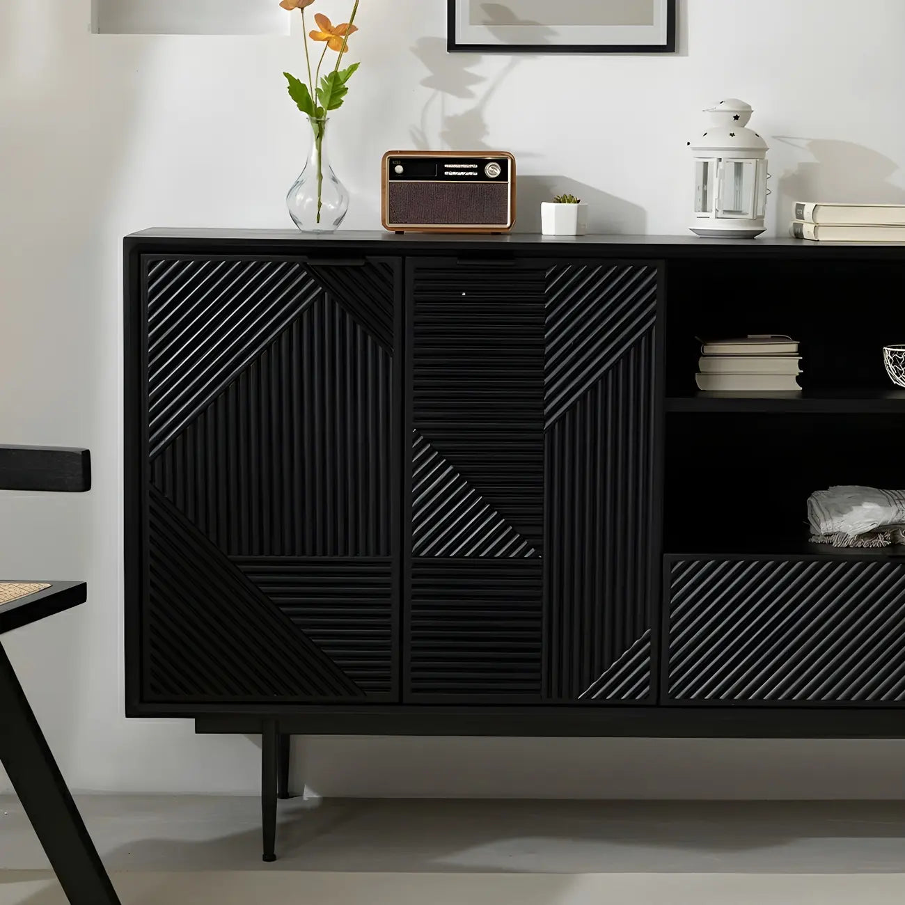 Buffet géométrique en bois noir avec tiroir et armoire