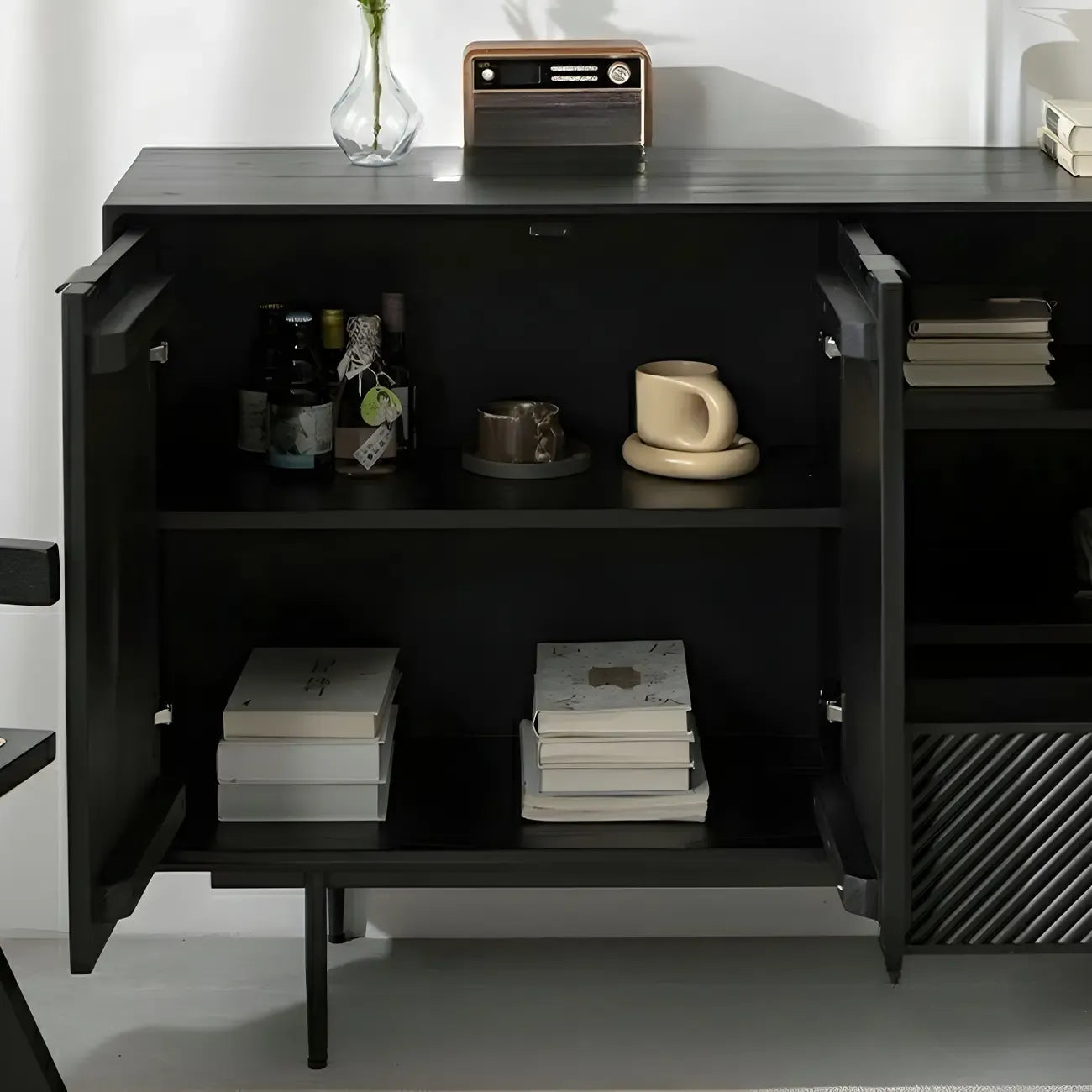 Buffet géométrique en bois noir avec tiroir et armoire