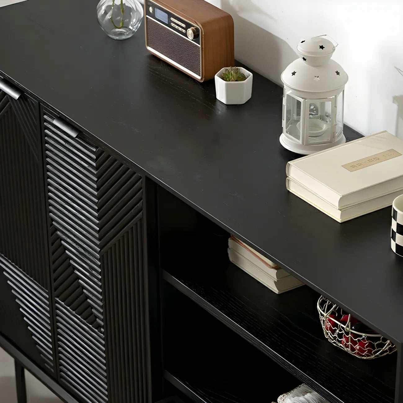 Buffet géométrique en bois noir avec tiroir et armoire