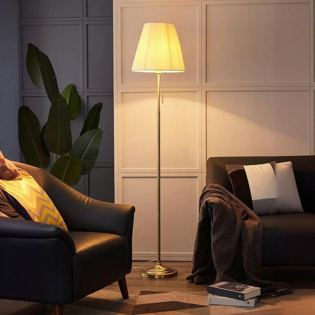 Lampadaire moderne avec abat-jour en tissu beige pour salon