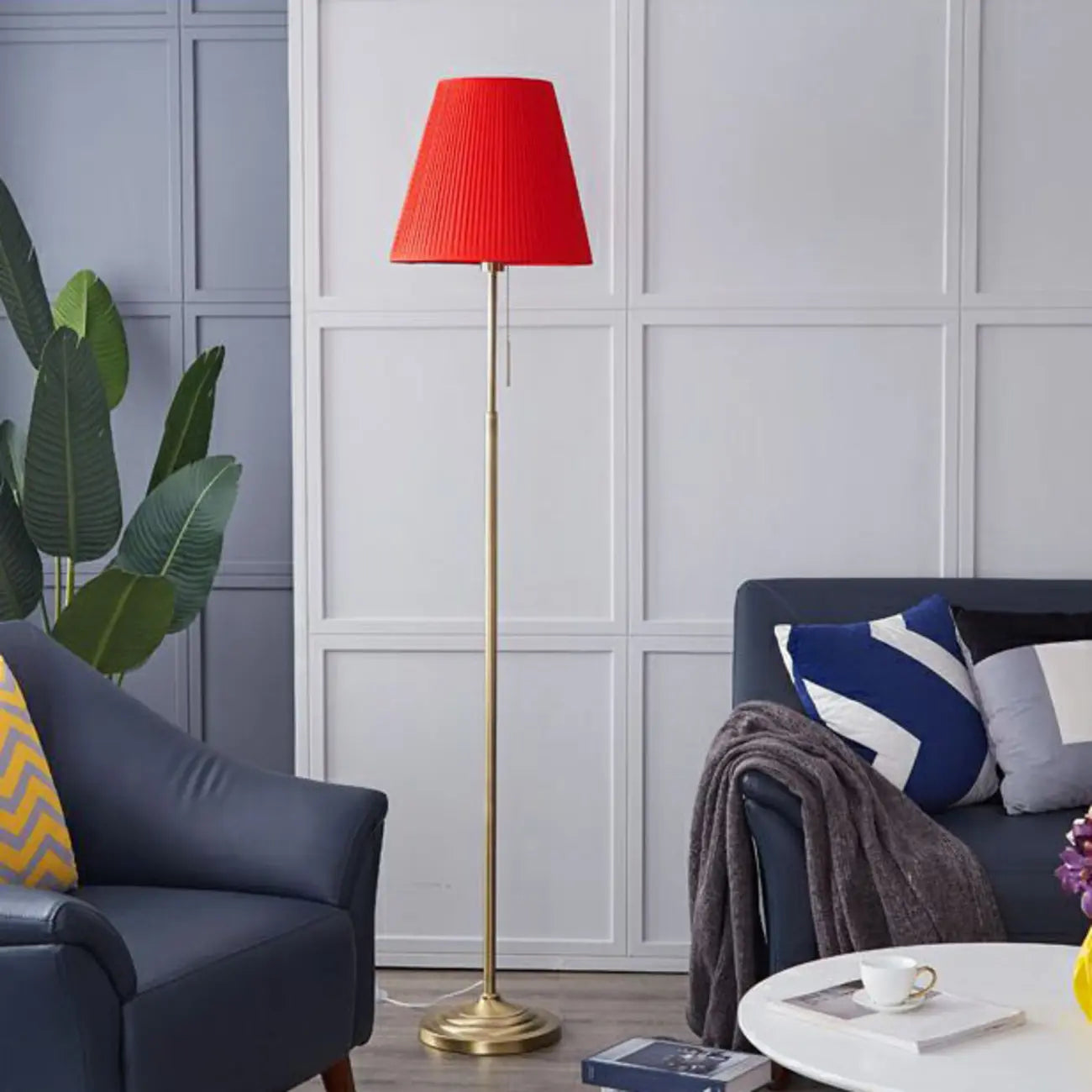 Lampadaire moderne avec abat-jour en tissu beige pour salon