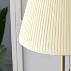 Lampadaire moderne avec abat-jour en tissu beige pour salon