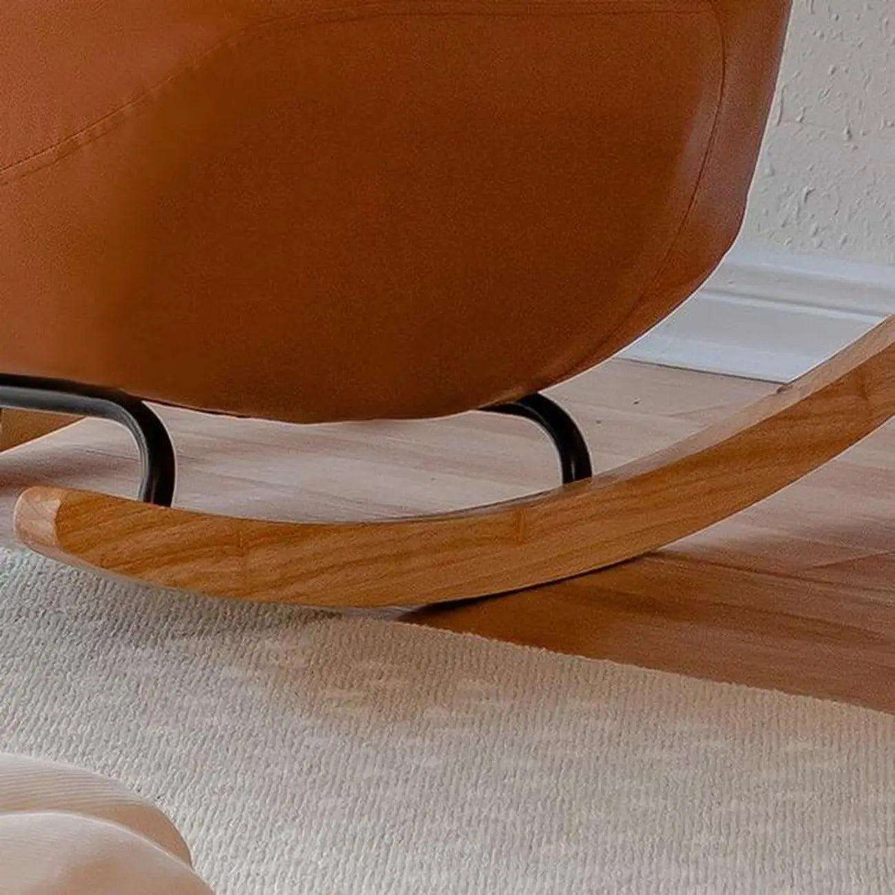 Fauteuil à bascule rembourré en similicuir avec repose-pieds en option
