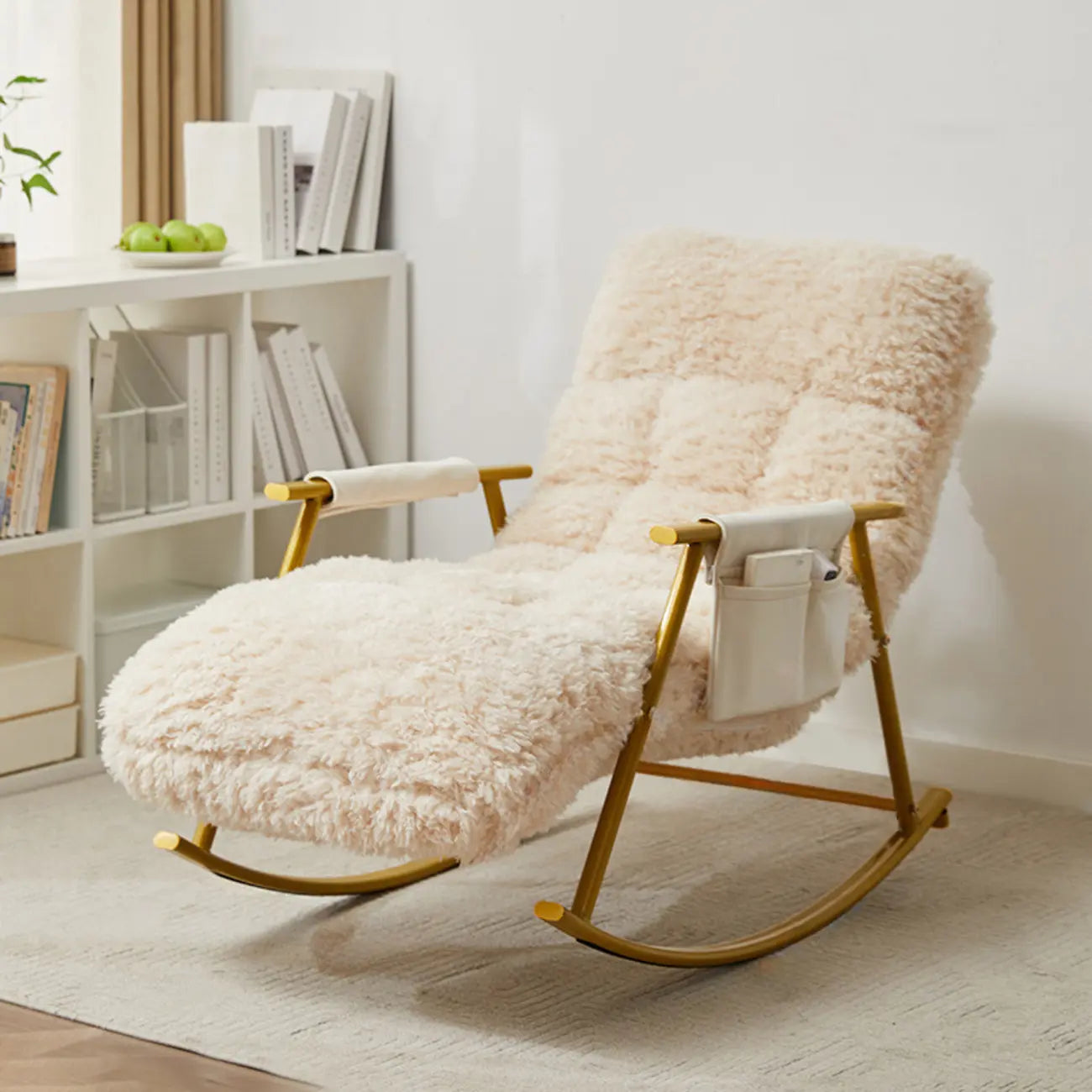 Fauteuil à bascule moderne en métal recouvert de coton blanc
