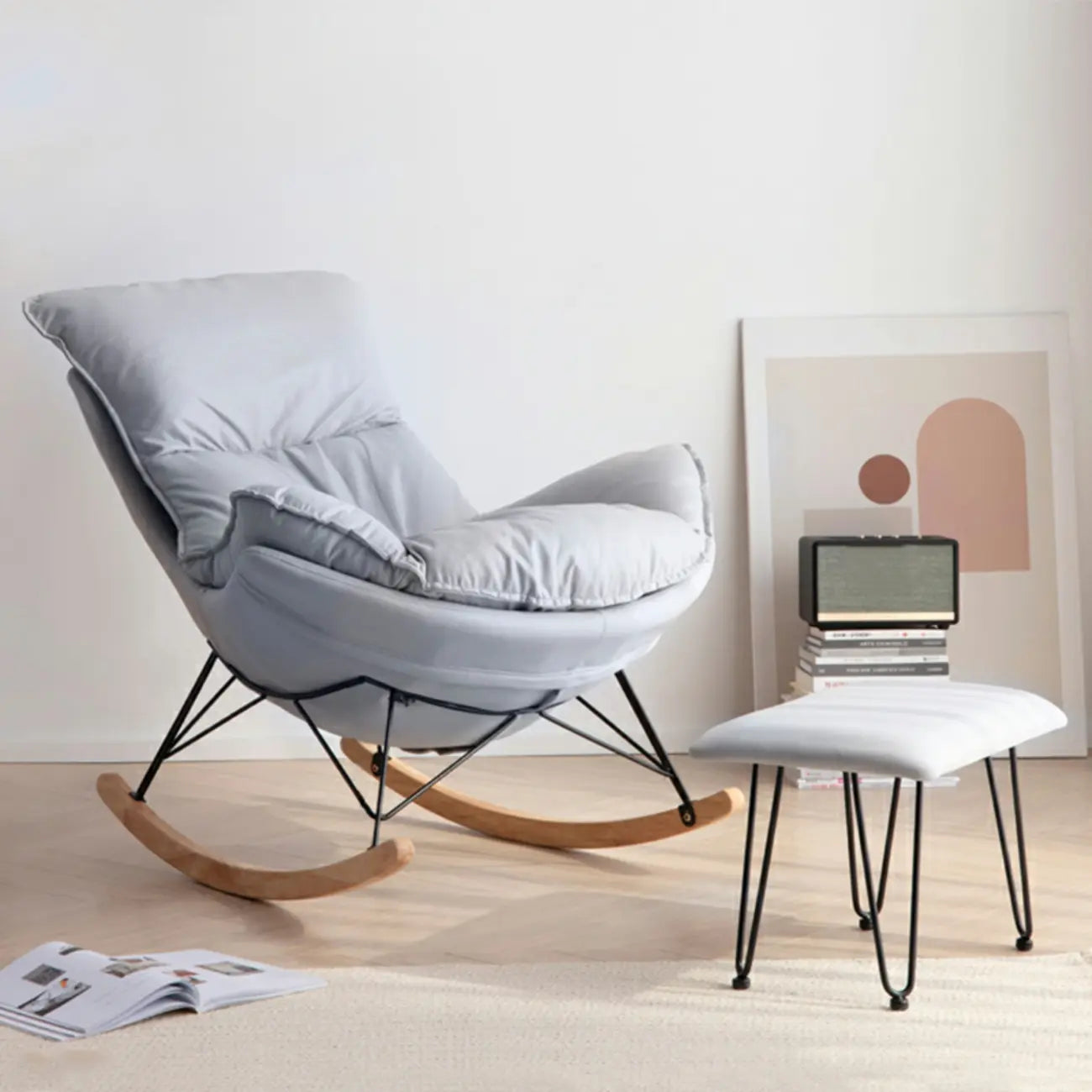 Fauteuil à bascule rembourré de style moderne du milieu du siècle avec repose-pieds