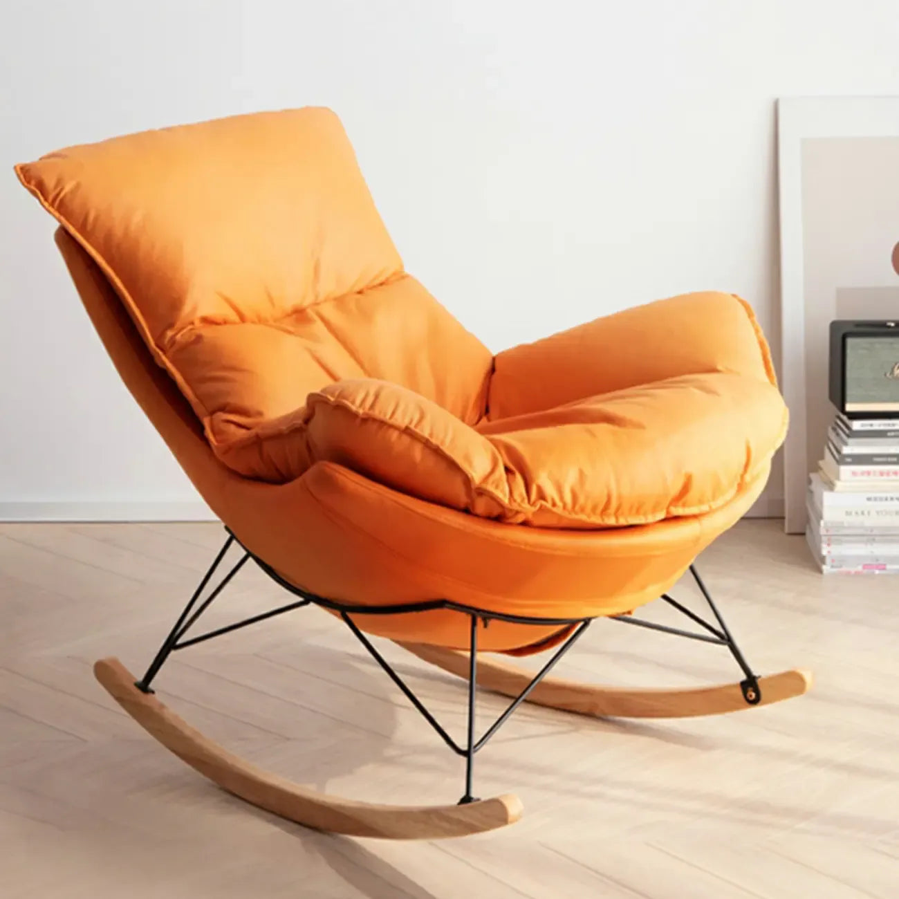 Fauteuil à bascule rembourré de style moderne du milieu du siècle avec repose-pieds