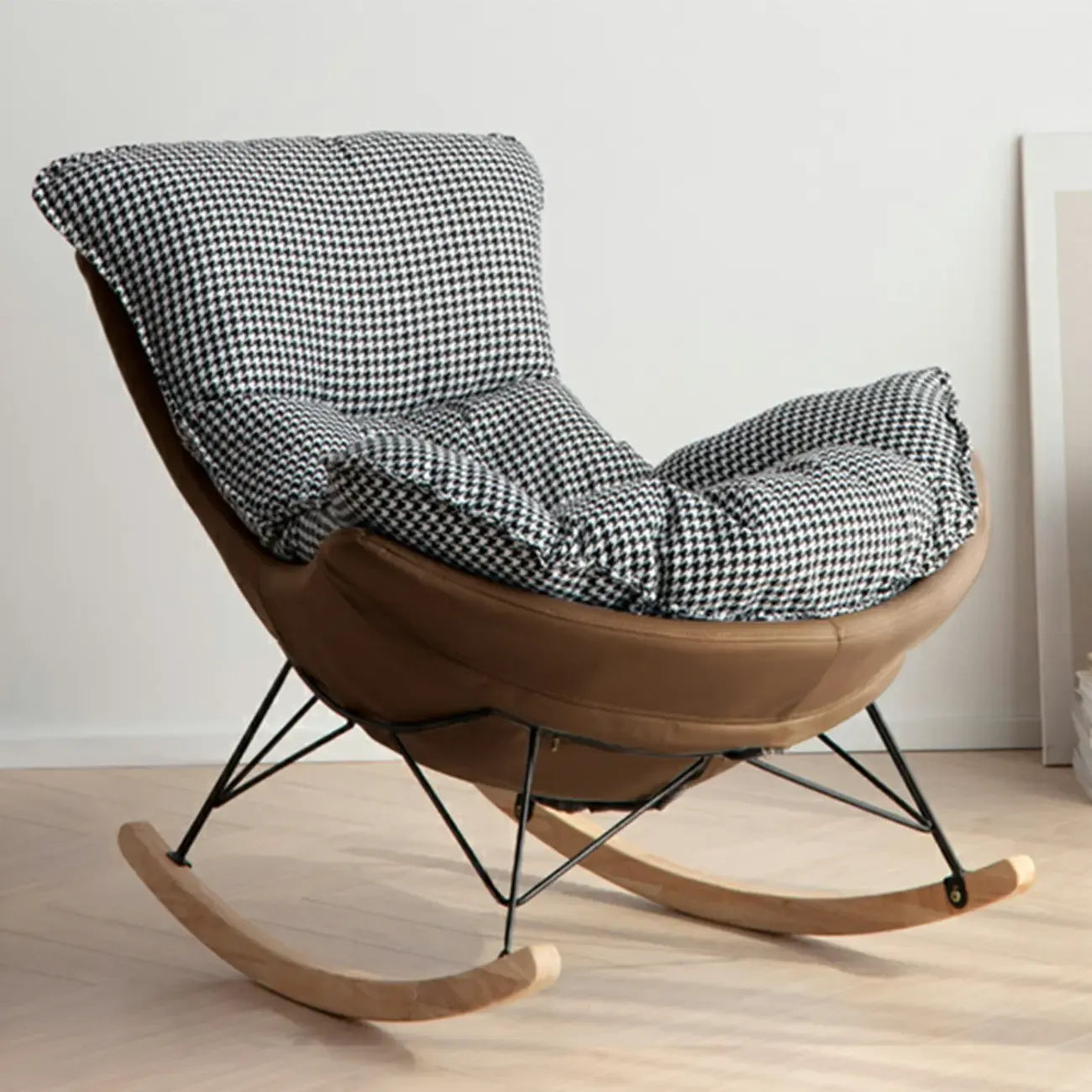 Fauteuil à bascule rembourré de style moderne du milieu du siècle avec repose-pieds
