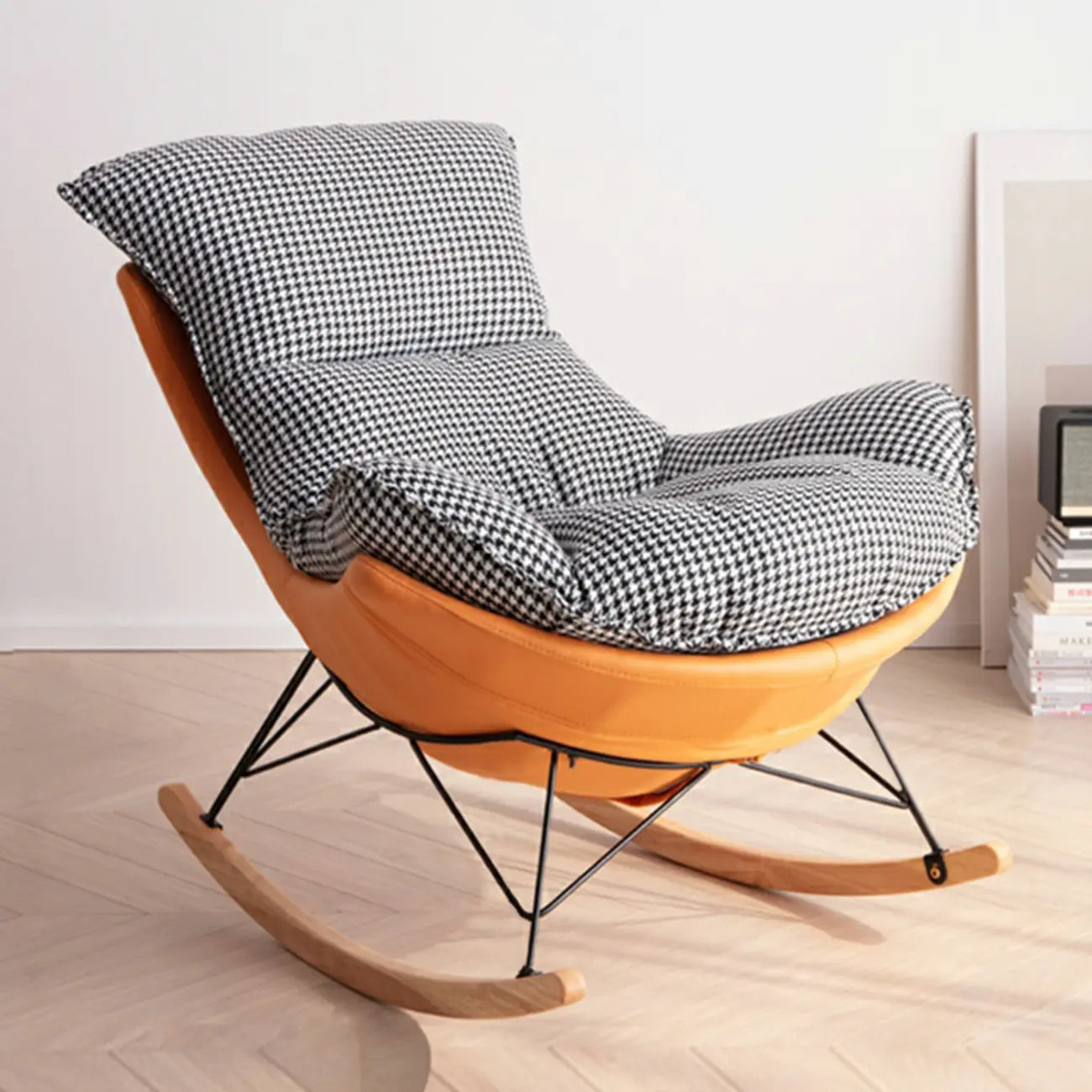 Fauteuil à bascule rembourré de style moderne du milieu du siècle avec repose-pieds