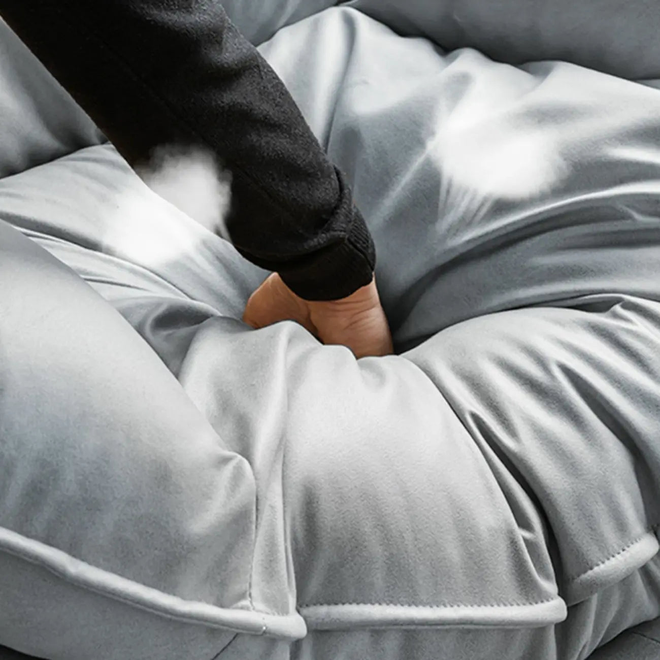 Fauteuil à bascule rembourré de style moderne du milieu du siècle avec repose-pieds