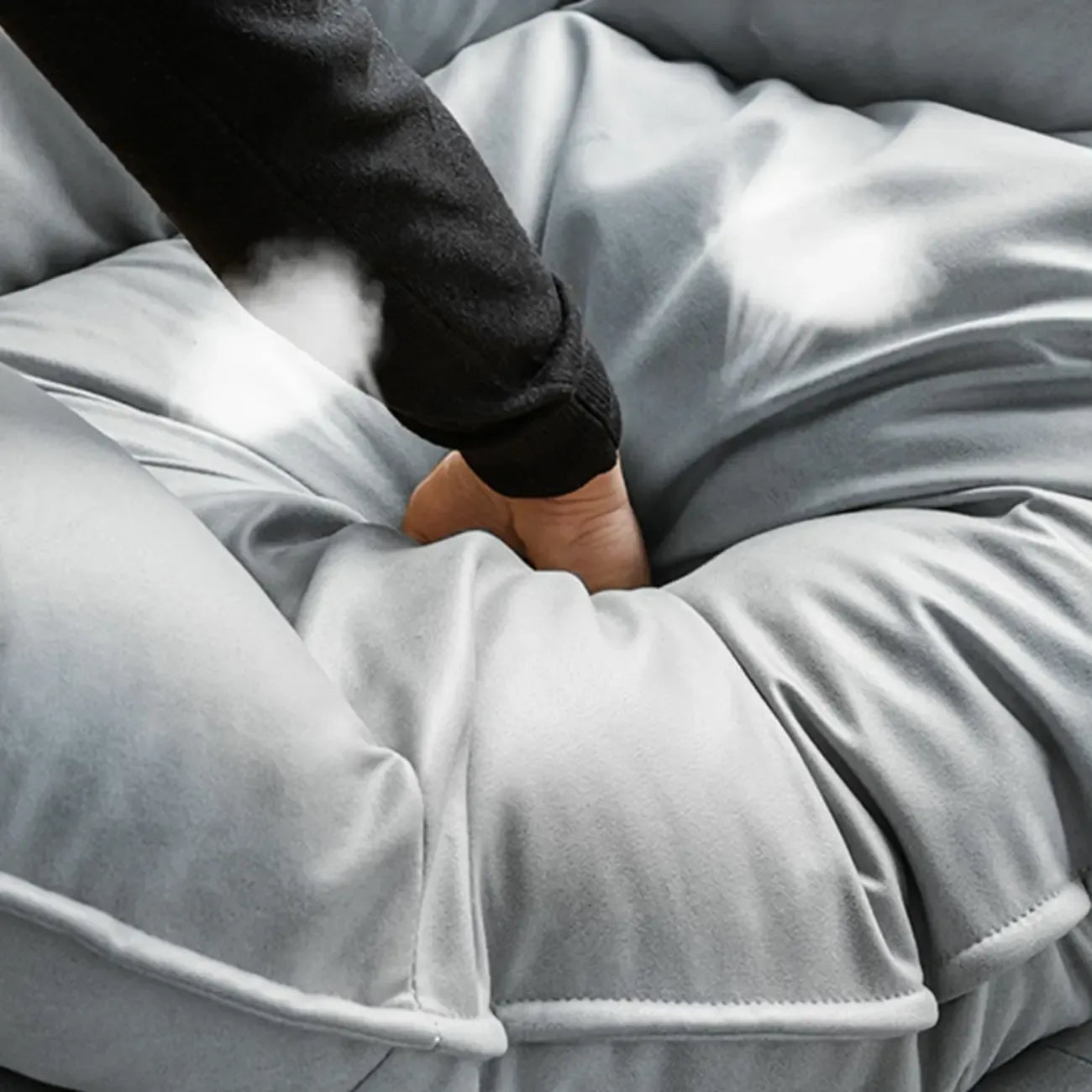 Fauteuil à bascule rembourré de style moderne du milieu du siècle avec repose-pieds