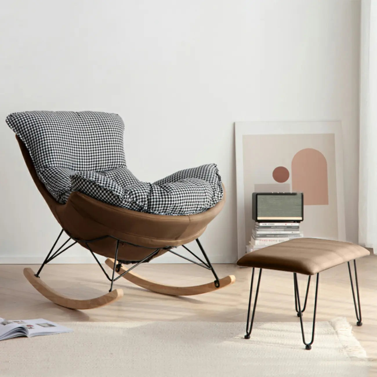 Fauteuil à bascule rembourré de style moderne du milieu du siècle avec repose-pieds