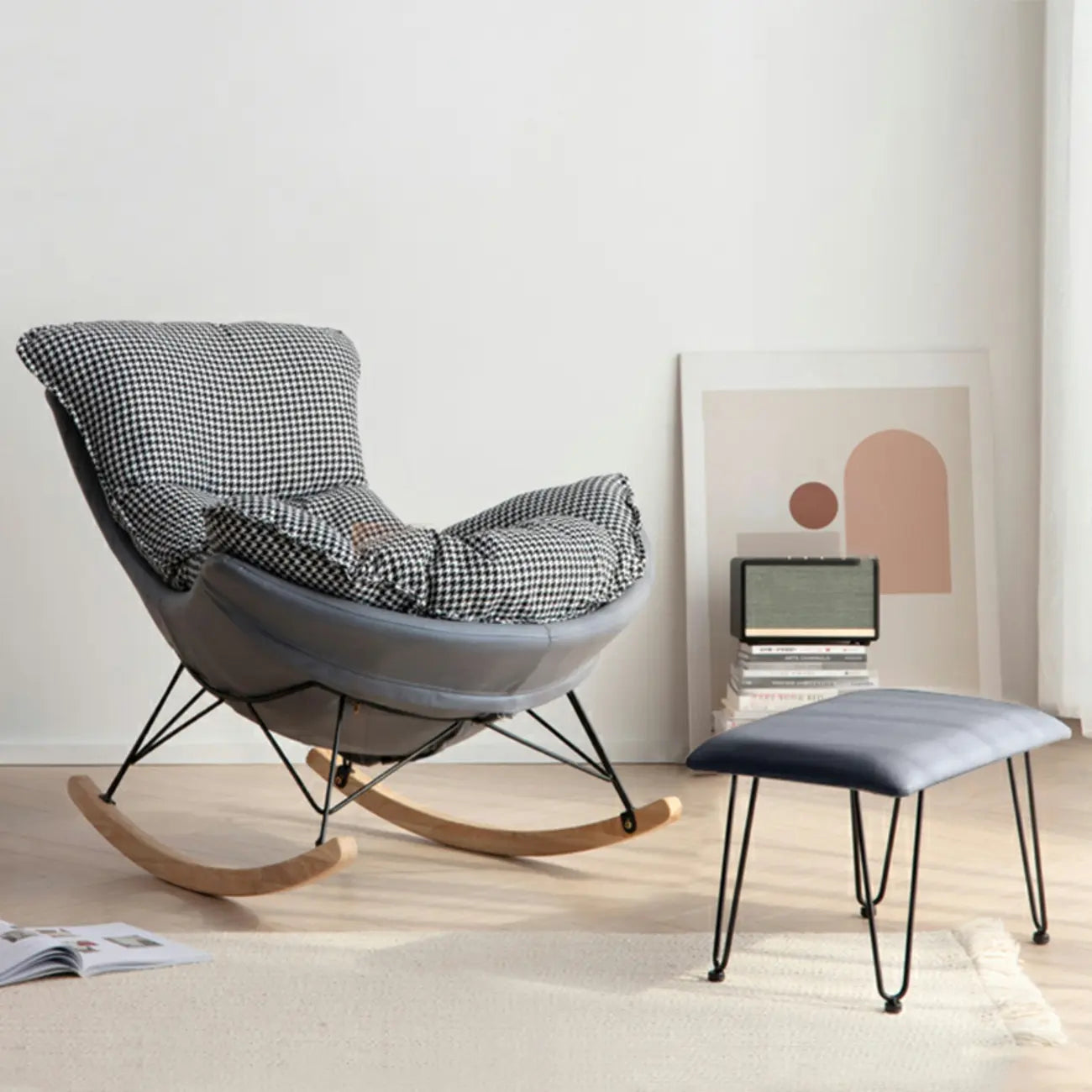 Fauteuil à bascule rembourré de style moderne du milieu du siècle avec repose-pieds