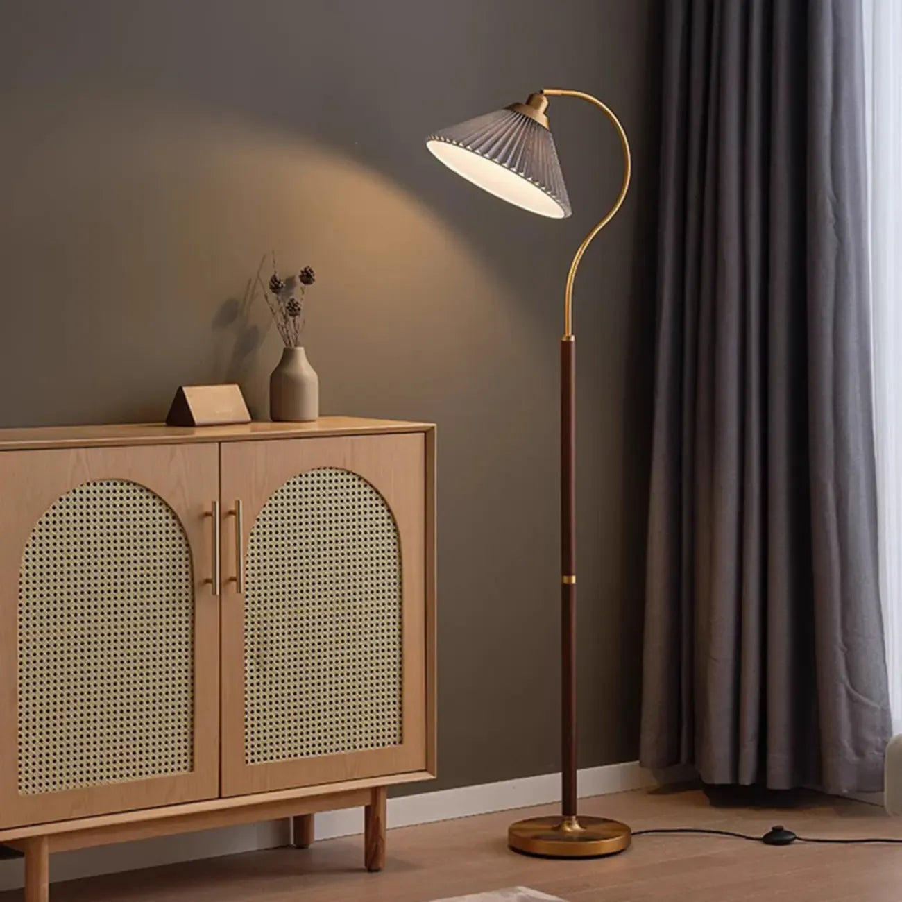 Lampadaire moderne avec abat-jour plissé pour salon