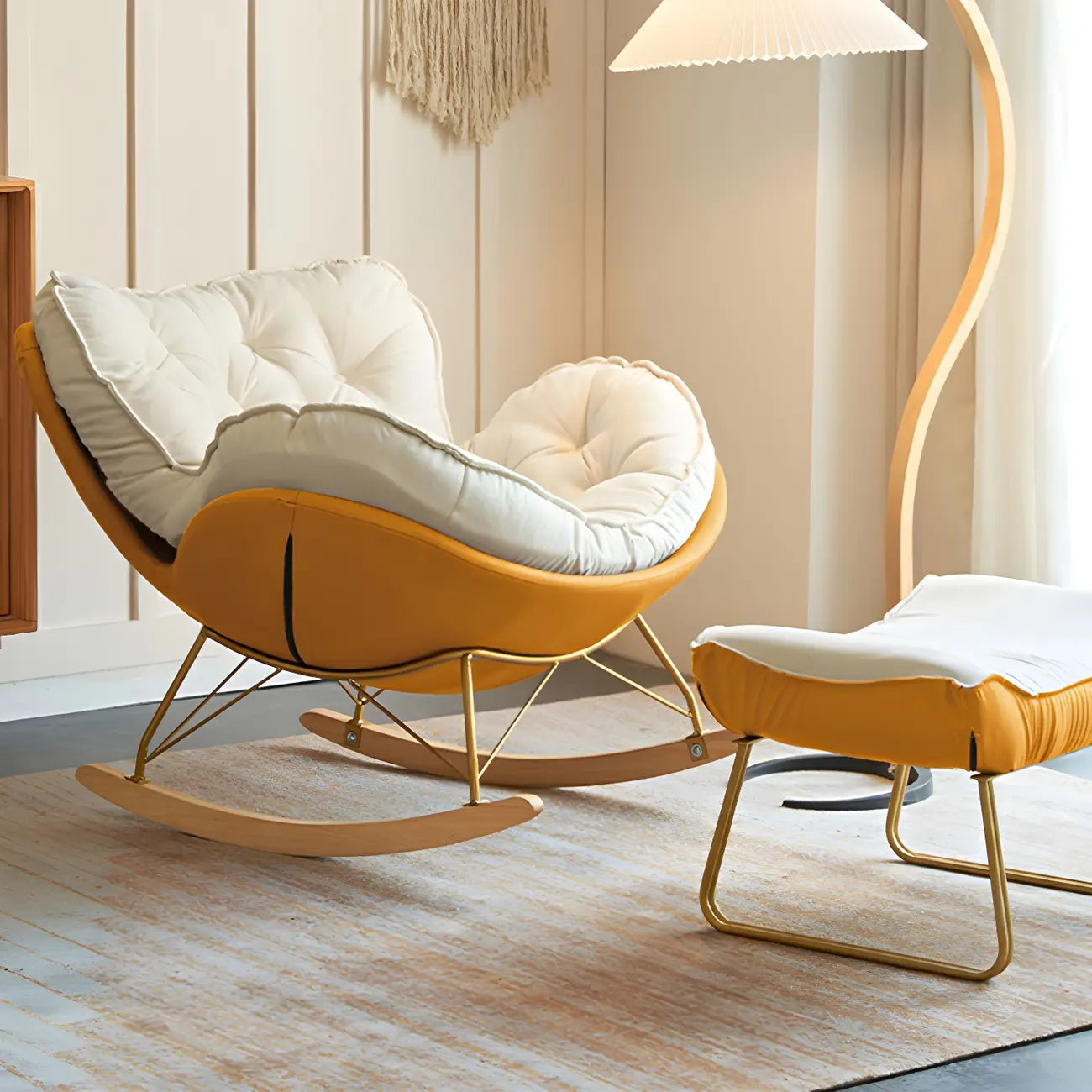 Fauteuil à bascule rembourré couleur crème avec repose-pieds pour salon