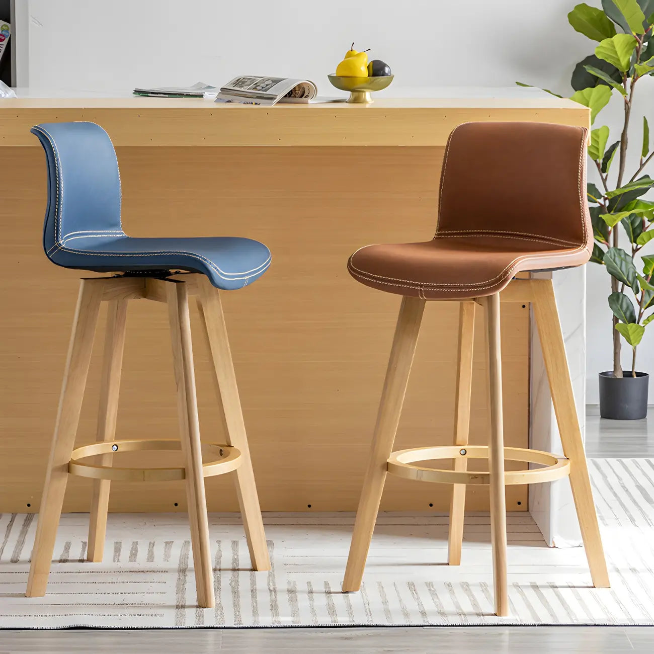 Tabouret de bar pivotant en cuir vieilli style milieu du siècle avec dossier
