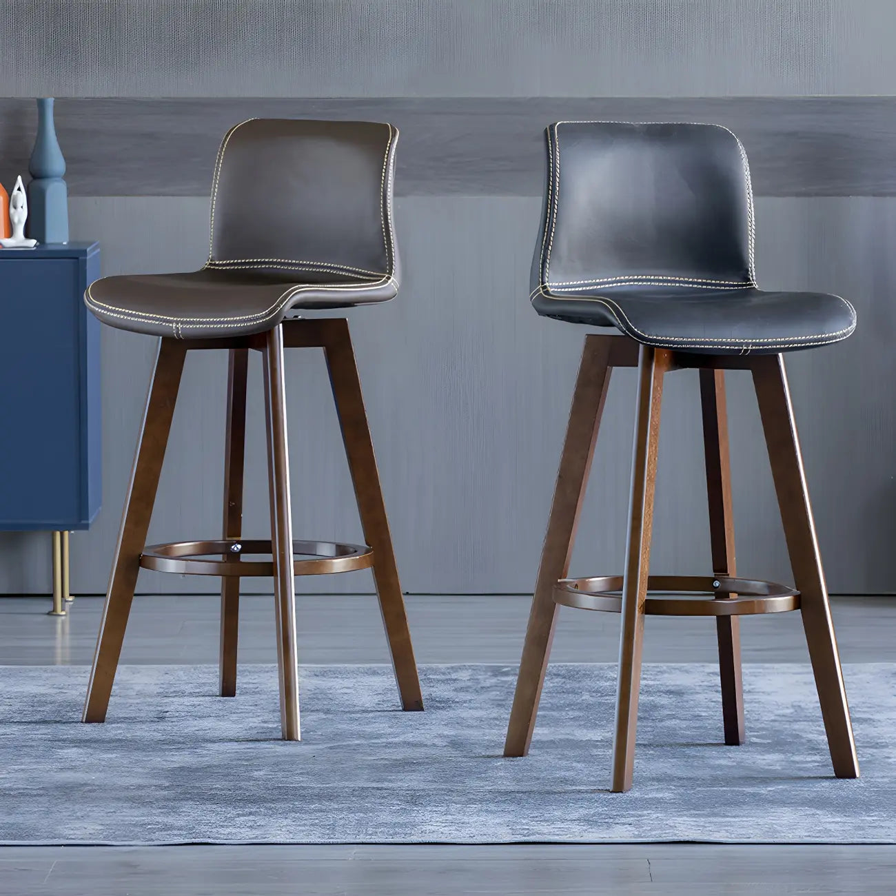 Tabouret de bar pivotant en cuir vieilli style milieu du siècle avec dossier