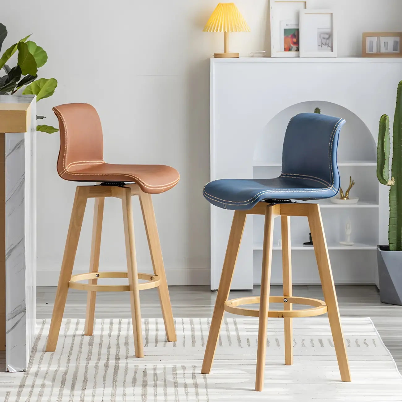 Tabouret de bar pivotant en cuir vieilli style milieu du siècle avec dossier