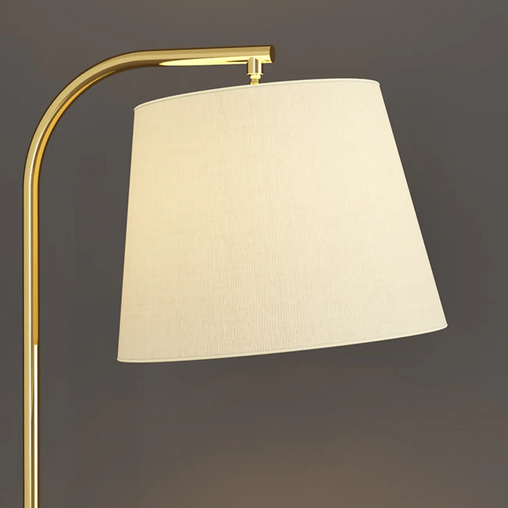 Lampada da terra ad arco con ripiani e paralume in tessuto per soggiorno
