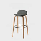Tabourets de bar minimalistes en bois avec repose-pieds pour la cuisine