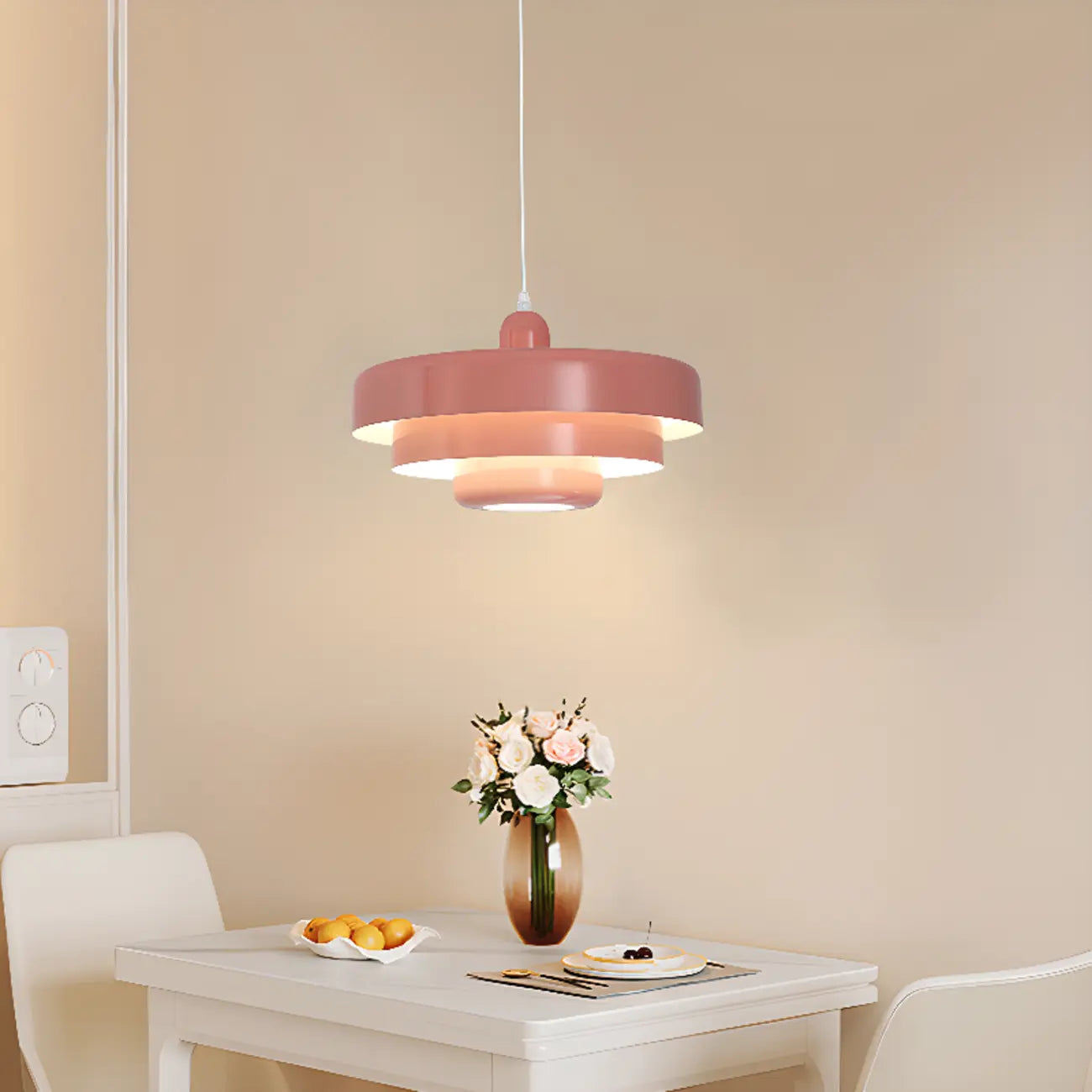 Suspension design en fer blanc à étages pour salon