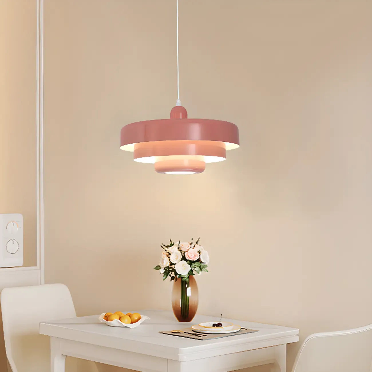 Suspension design en fer blanc à étages pour salon