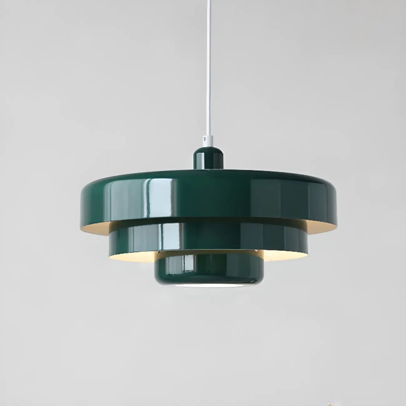 Suspension design en fer blanc à étages pour salon