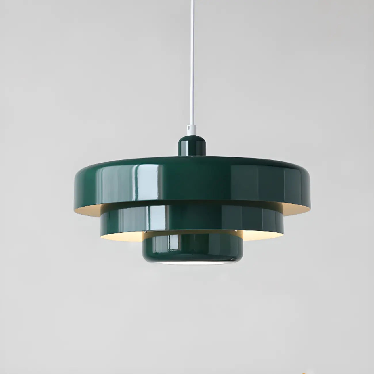 Suspension design en fer blanc à étages pour salon