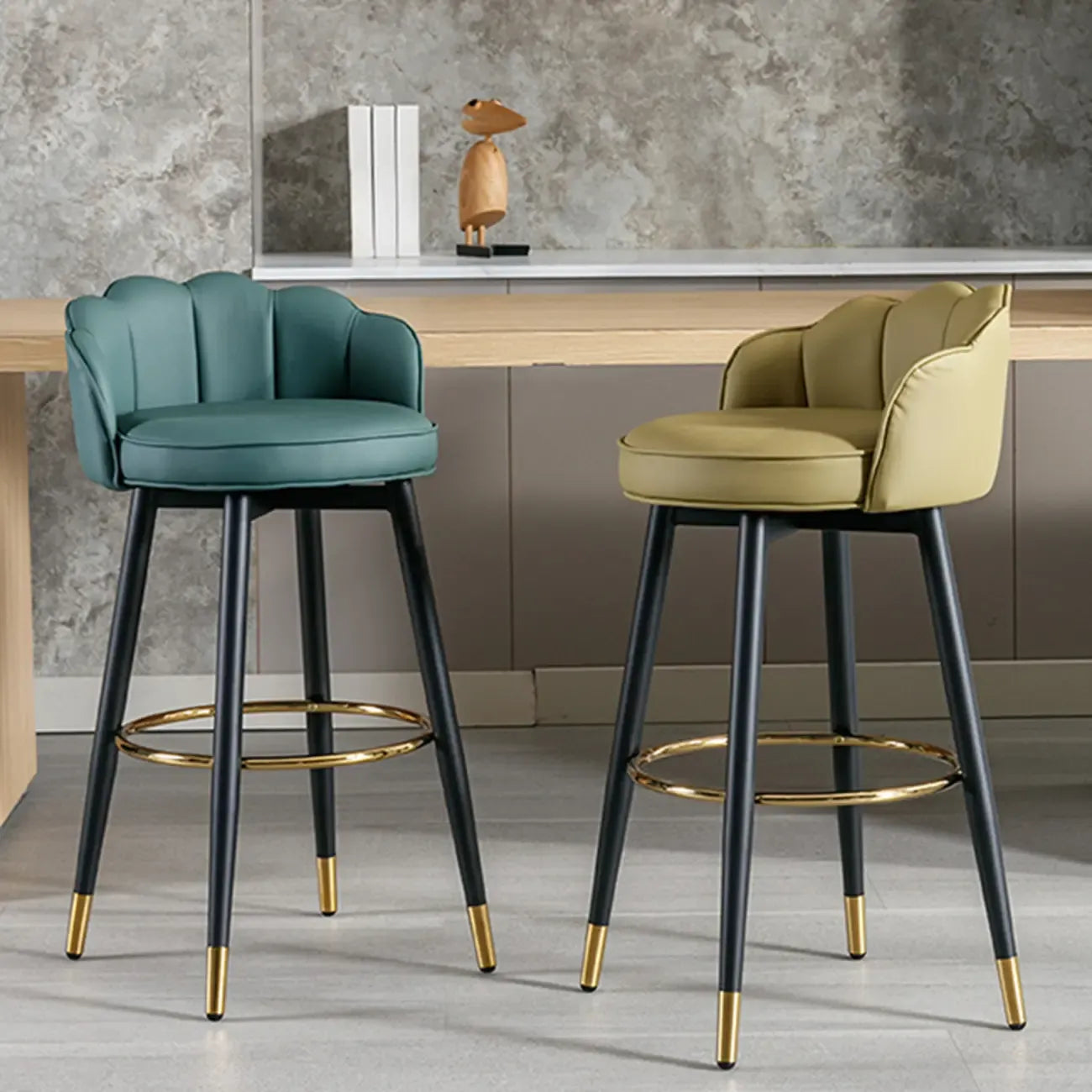 Sgabello da bar in pelle girevole a 360° altezza bancone