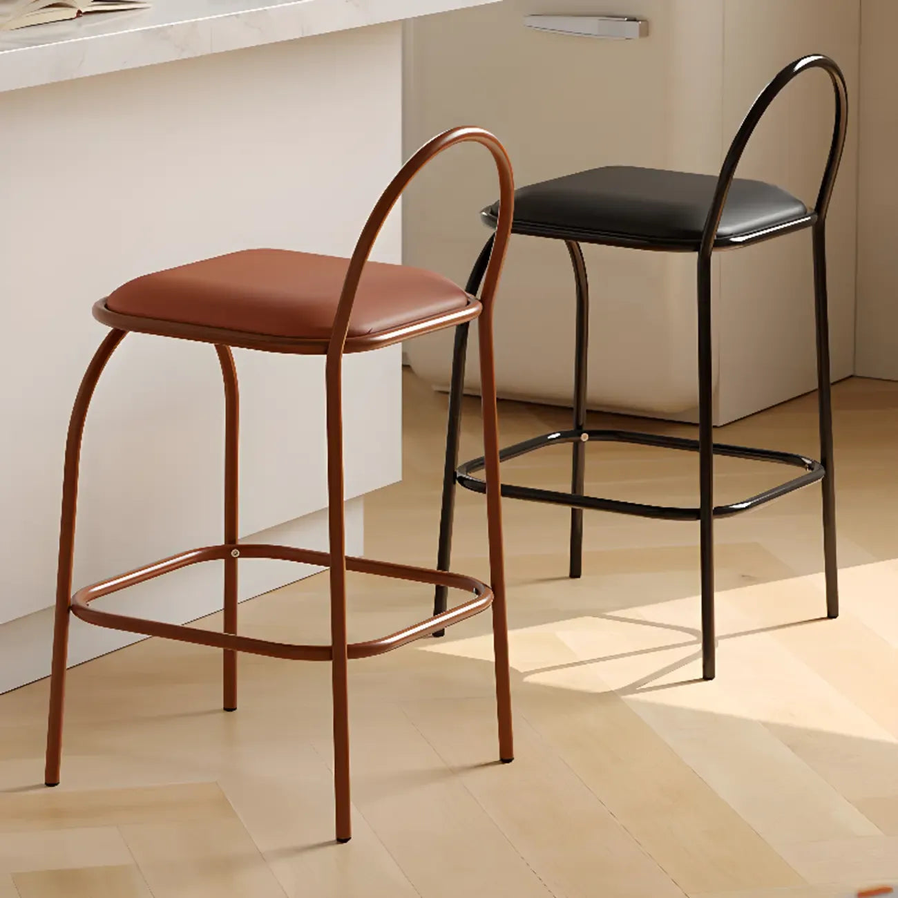 Tabourets de bar minimalistes en cuir avec structure en métal et dossier ajouré