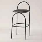 Tabourets de bar minimalistes en cuir avec structure en métal et dossier ajouré