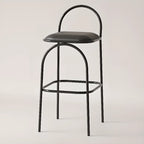 Tabourets de bar minimalistes en cuir avec structure en métal et dossier ajouré