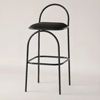 Tabourets de bar minimalistes en cuir avec structure en métal et dossier ajouré