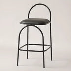 Tabourets de bar minimalistes en cuir avec structure en métal et dossier ajouré