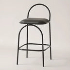 Tabourets de bar minimalistes en cuir avec structure en métal et dossier ajouré