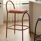 Tabourets de bar minimalistes en cuir avec structure en métal et dossier ajouré