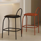 Tabourets de bar minimalistes en cuir avec structure en métal et dossier ajouré
