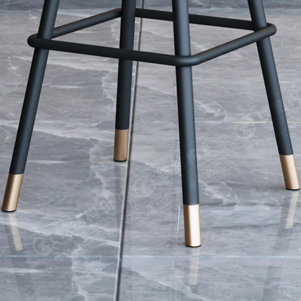 Tabouret de bar minimaliste en métal noir et cuir rembourré