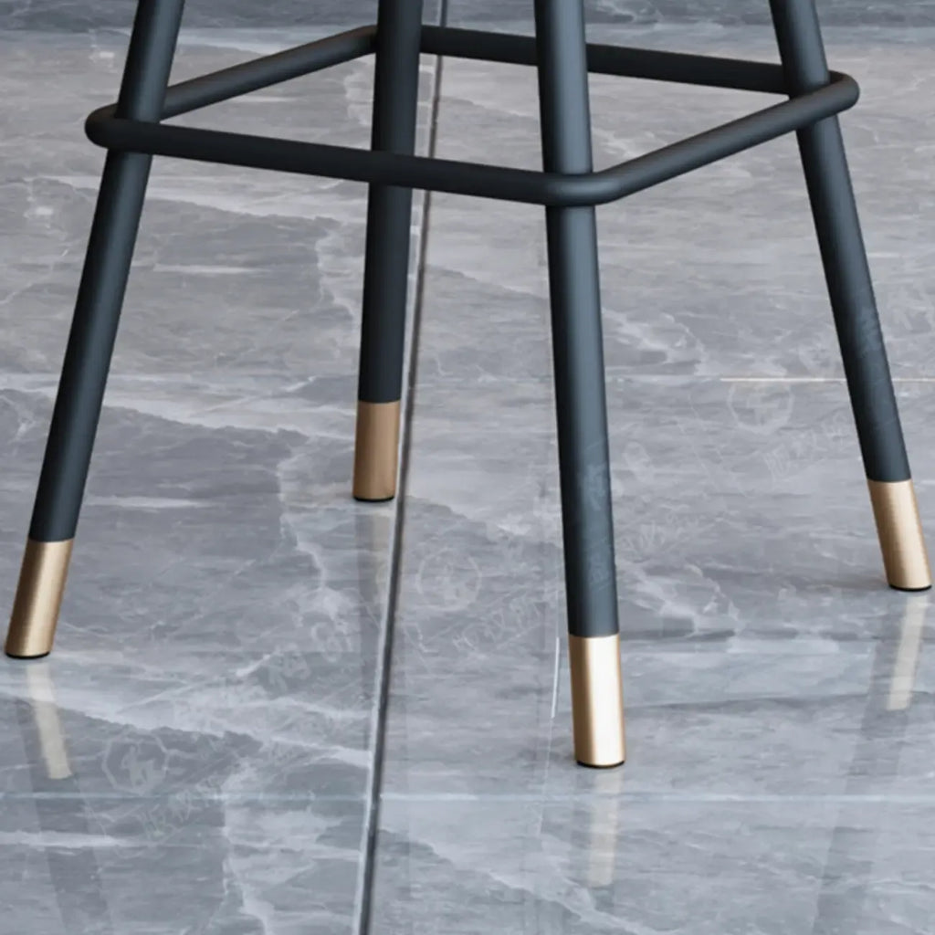 Tabouret de bar minimaliste en métal noir et cuir rembourré