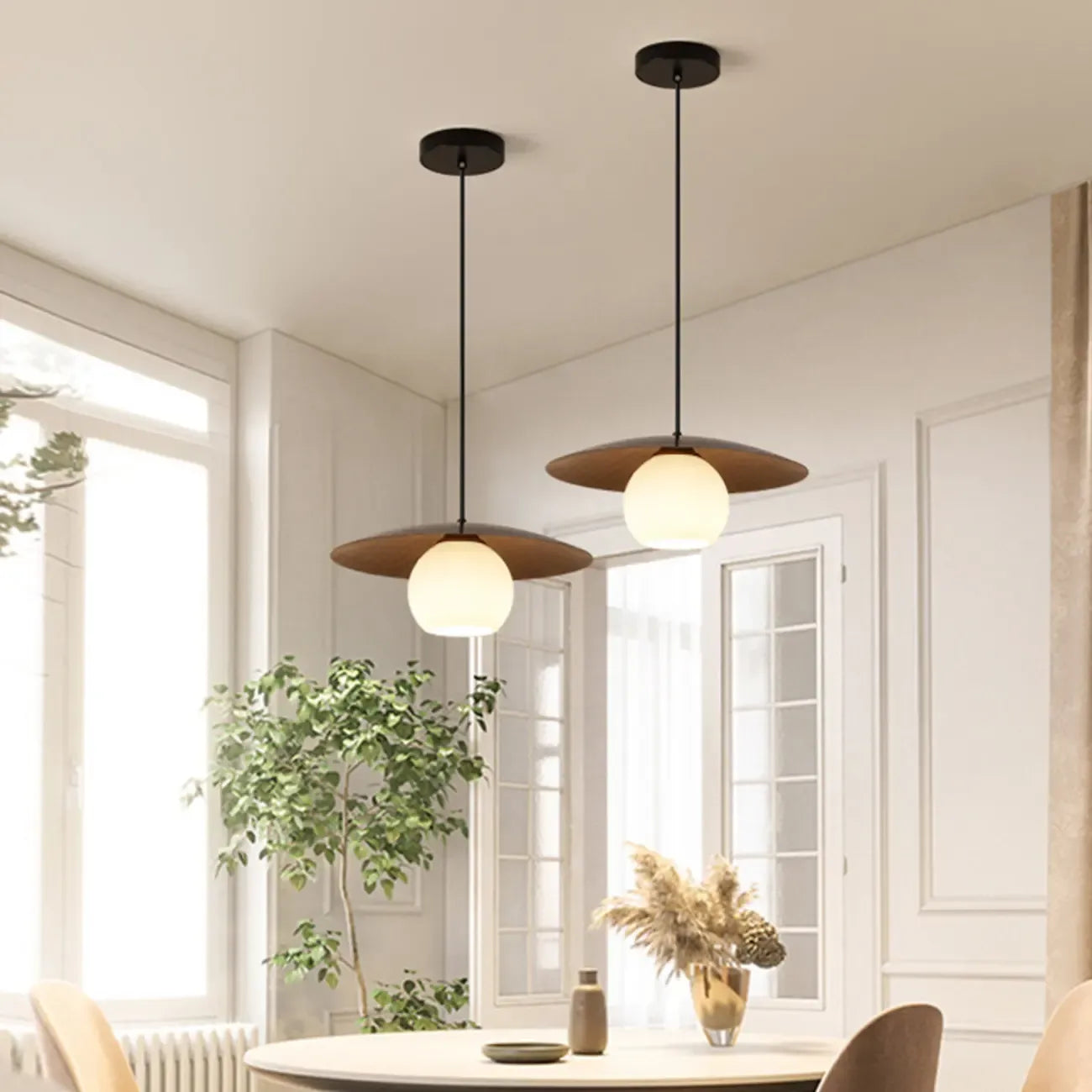 Suspension minimaliste en verre blanc avec disque métallique pour salon