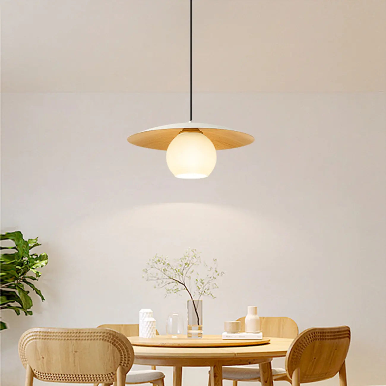 Suspension minimaliste en verre blanc avec disque métallique pour salon