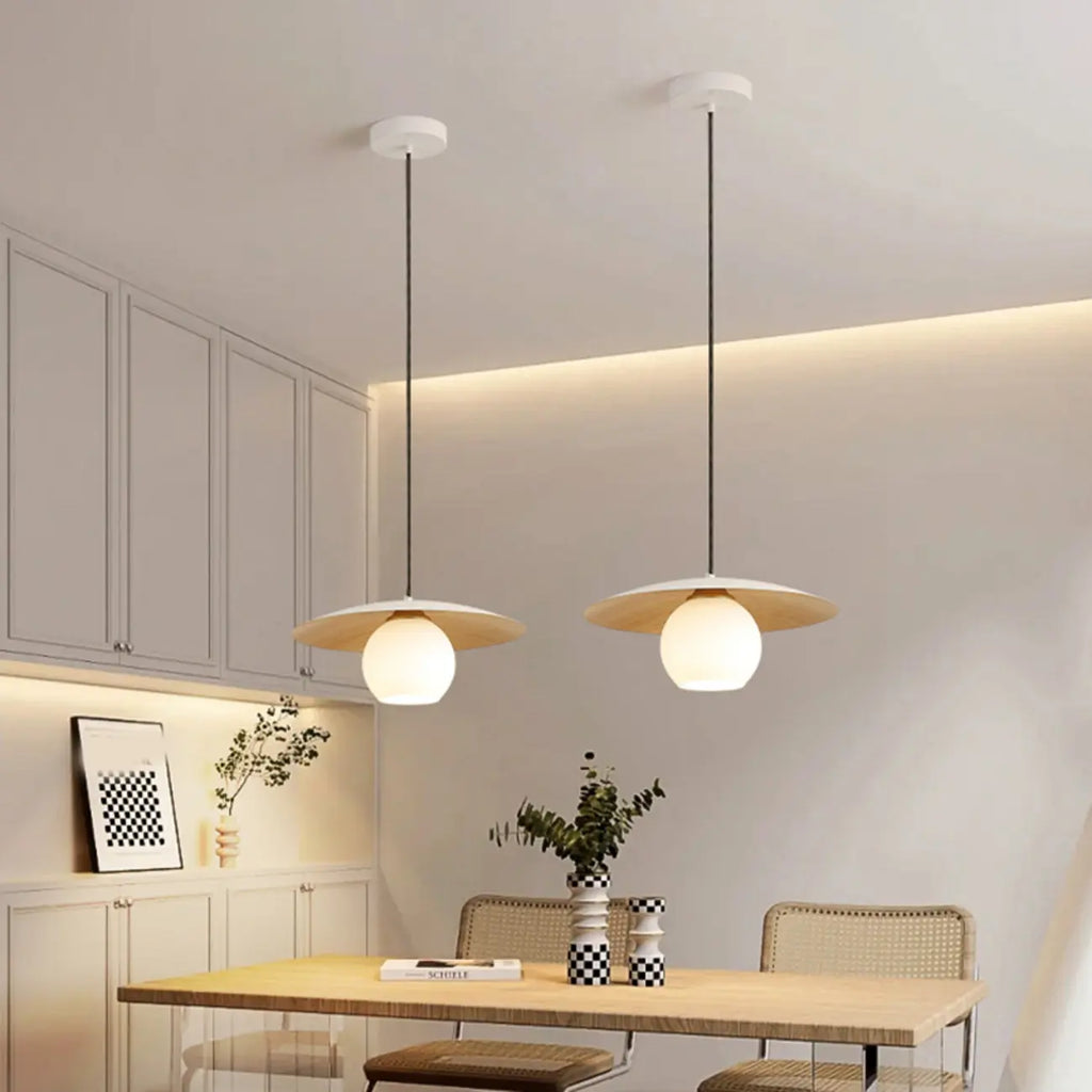 Suspension minimaliste en verre blanc avec disque métallique pour salon