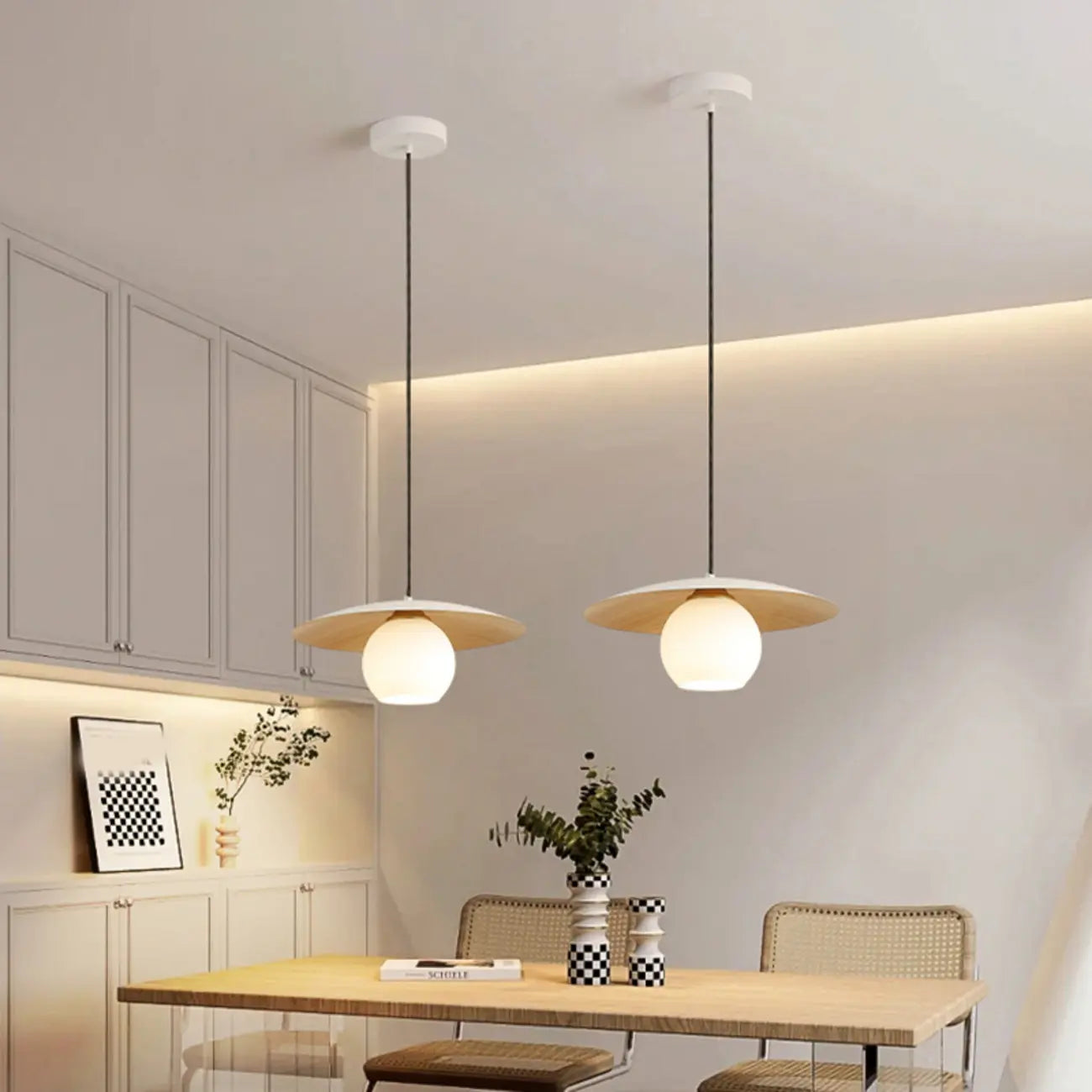 Suspension minimaliste en verre blanc avec disque métallique pour salon