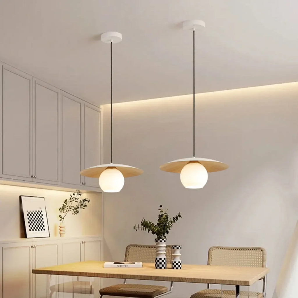 Suspension minimaliste en verre blanc avec disque métallique pour salon